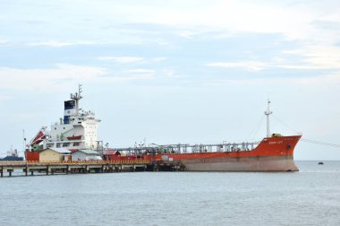 Tarakan, Endonezya. 17 Haziran 2016. Endonezya 'nın Tarakan limanında demirli bir tanker.