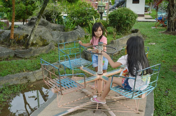 Tarakan Indonesia 29Th May 2016 Two Little Girls Playing Park — Zdjęcie stockowe