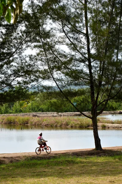 Tarakan Indonesia 30Th May 2016 Muslim Boys Pedal Bikes Pool — Stock Photo, Image