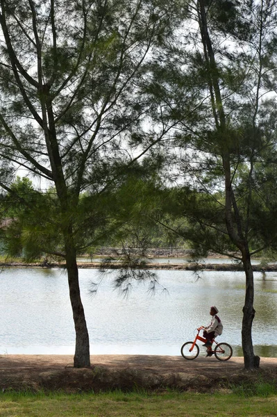 Tarakan Indonésia Maio 2016 Meninos Muçulmanos Pedalam Bicicletas Piscina — Fotografia de Stock