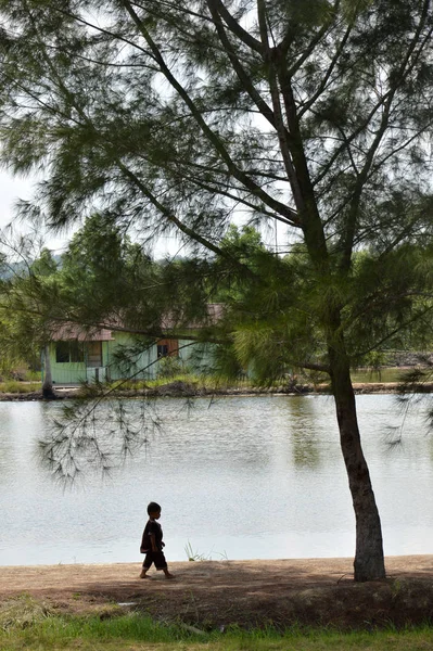 Tarakan Indonesia Mayo 2016 Niños Musulmanes Caminando Junto Piscina —  Fotos de Stock