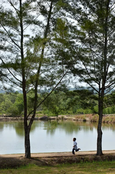 Tarakan Indonesia Maj 2016 Muslimske Drenge Kører Ved Poolen - Stock-foto