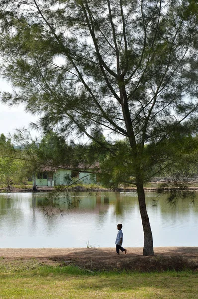 Tarakan Indonesia Maj 2016 Muslimske Drenge Går Ved Poolen - Stock-foto