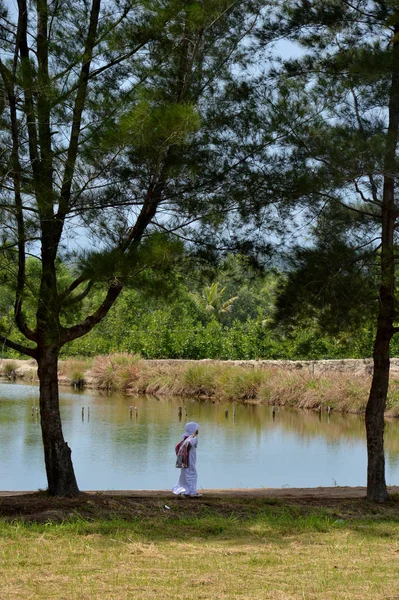 Tarakan Indonésia Maio 2016 Meninas Muçulmanas Beira Piscina — Fotografia de Stock