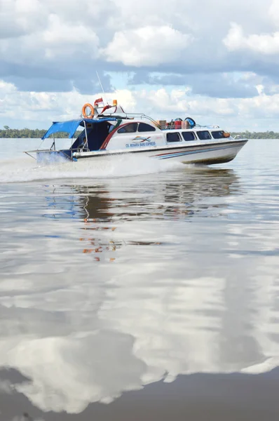 インドネシアのタラカン 2016年1月6日スピードボートはタラカン島周辺の島間輸送モードです — ストック写真