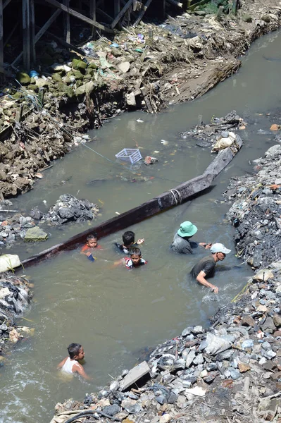 Tarakan Indonésia Julho 2016 Caça Tesouro Nos Estuários Tarakan Indonésia — Fotografia de Stock