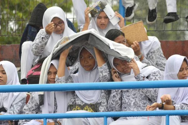 Tarakan Indonezja Kwietnia 2017 Studenci Pozostają Deszczu Aby Być Świadkami — Zdjęcie stockowe