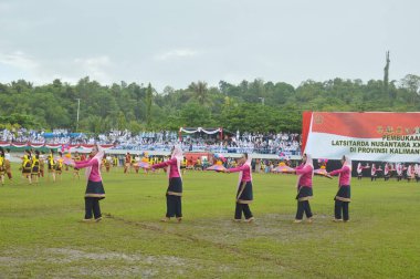 Tarakan, Endonezya - 20 Nisan 2017, Tarakan 'daki Harbiye Akademisi ve Endonezya Yurtiçi Yönetimi Akademisi' nin Entegrasyon Eğitiminin açılış töreninde muazzam bir dans