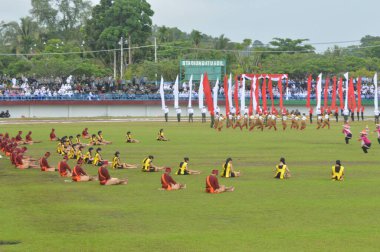 Tarakan, Endonezya - 20 Nisan 2017, Tarakan 'daki Harbiye Akademisi ve Endonezya Yurtiçi Yönetimi Akademisi' nin Entegrasyon Eğitiminin açılış töreninde muazzam bir dans