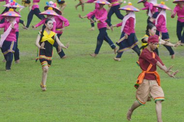 Tarakan, Endonezya - 20 Nisan 2017, Tarakan 'daki Harbiye Akademisi ve Endonezya Yurtiçi Yönetimi Akademisi' nin Entegrasyon Eğitiminin açılış töreninde muazzam bir dans