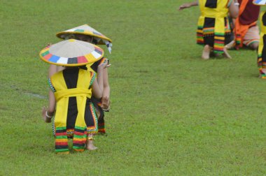 Tarakan, Endonezya - 20 Nisan 2017, Tarakan 'daki Harbiye Akademisi ve Endonezya Yurtiçi Yönetimi Akademisi' nin Entegrasyon Eğitiminin açılış töreninde muazzam bir dans