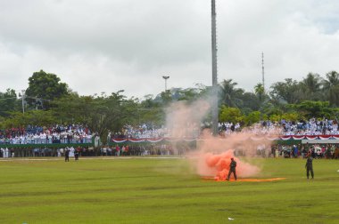Tarakan, Endonezya - 20 Nisan 2017, Tarakan Endonezya Askeri Akademisi ve Endonezya Yurtiçi Yönetimi Akademisi 'nin Entegrasyon Eğitiminin açılış törenindeki paraşüt gösterisi