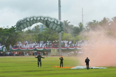 Tarakan, Endonezya - 20 Nisan 2017, Tarakan Endonezya Askeri Akademisi ve Endonezya Yurtiçi Yönetimi Akademisi 'nin Entegrasyon Eğitiminin açılış törenindeki paraşüt gösterisi