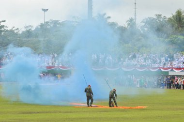 Tarakan, Endonezya - 20 Nisan 2017, Tarakan Endonezya Askeri Akademisi ve Endonezya Yurtiçi Yönetimi Akademisi 'nin Entegrasyon Eğitiminin açılış törenindeki paraşüt gösterisi