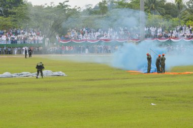 Tarakan, Endonezya - 20 Nisan 2017, Tarakan Endonezya Askeri Akademisi ve Endonezya Yurtiçi Yönetimi Akademisi 'nin Entegrasyon Eğitiminin açılış törenindeki paraşüt gösterisi