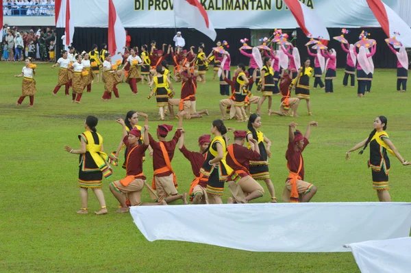 Tarakan Indonezja Kwietnia 2017 Olbrzymi Taniec Podczas Ceremonii Otwarcia Szkolenia — Zdjęcie stockowe