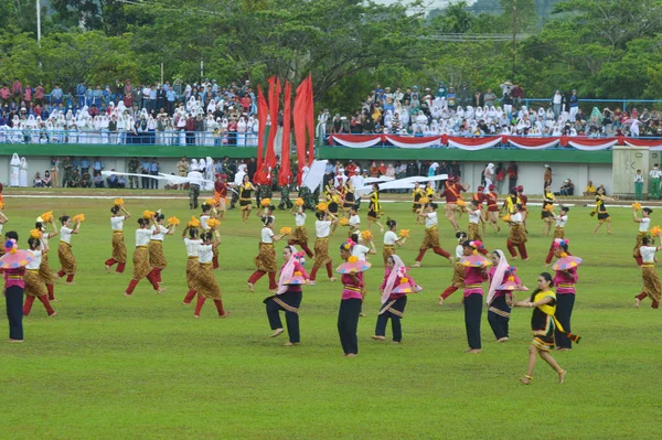 Tarakan Indonezja Kwietnia 2017 Olbrzymi Taniec Podczas Ceremonii Otwarcia Szkolenia — Zdjęcie stockowe