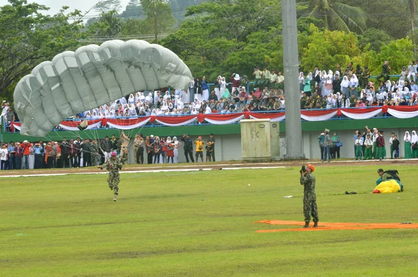 Tarakan Indonesien April 2017 Die Fallschirmattraktion Bei Der Eröffnungszeremonie Des — Stockfoto