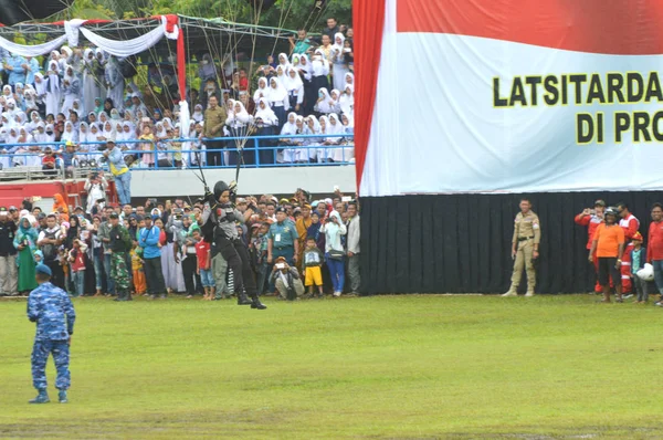 Tarakan Indonezja Kwietnia 2017 Atrakcja Spadochronowa Podczas Ceremonii Otwarcia Szkolenia — Zdjęcie stockowe