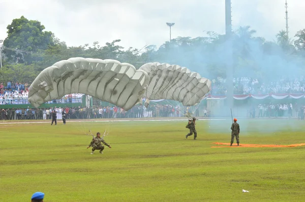 Tarakan Indonesien April 2017 Die Fallschirmattraktion Bei Der Eröffnungszeremonie Des — Stockfoto