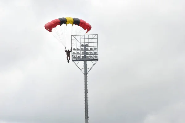 인도네시아의 타라칸 2017 인도네시아의 타라칸에서의 육군사관학교 개막식에서 낙하산 — 스톡 사진
