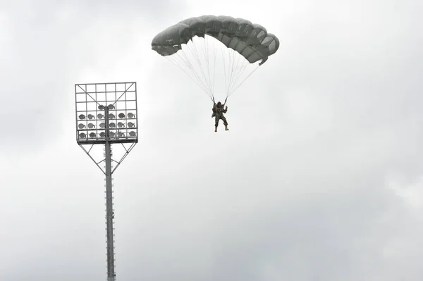 Tarakan Indonesië April 2017 Parachute Attractie Tijdens Openingsceremonie Van Integration — Stockfoto