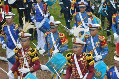 Tarakan, Endonezya - 20 Nisan 2017: Silahlı Kuvvetler Akademisi öğrencileri ve Endonezya Yurtiçi Yönetimi Akademisi 'nin davulcu kadrosu 