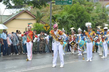 Tarakan, Endonezya - 20 Nisan 2017: Silahlı Kuvvetler Akademisi öğrencileri ve Endonezya Yurtiçi Yönetimi Akademisi 'nin davulcu kadrosu 