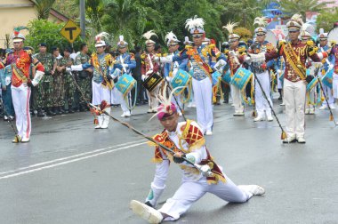 Tarakan, Endonezya - 20 Nisan 2017: Silahlı Kuvvetler Akademisi öğrencileri ve Endonezya Yurtiçi Yönetimi Akademisi 'nin davulcu kadrosu 