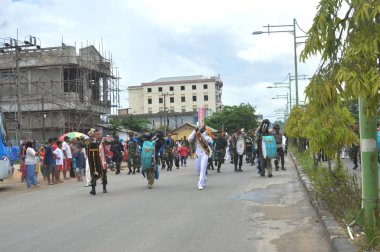 Tarakan, Endonezya - 20 Nisan 2017: Silahlı Kuvvetler Akademisi öğrencileri ve Endonezya Yurtiçi Yönetimi Akademisi 'nin davulcu kadrosu 
