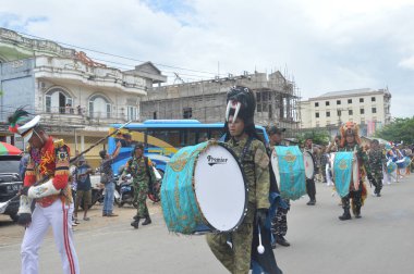 Tarakan, Endonezya - 20 Nisan 2017: Silahlı Kuvvetler Akademisi öğrencileri ve Endonezya Yurtiçi Yönetimi Akademisi 'nin davulcu kadrosu 