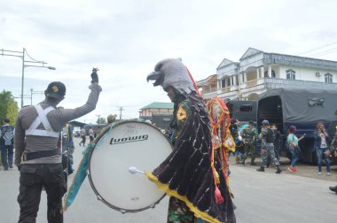 Tarakan, Endonezya - 20 Nisan 2017: Silahlı Kuvvetler Akademisi öğrencileri ve Endonezya Yurtiçi Yönetimi Akademisi 'nin davulcu kadrosu 