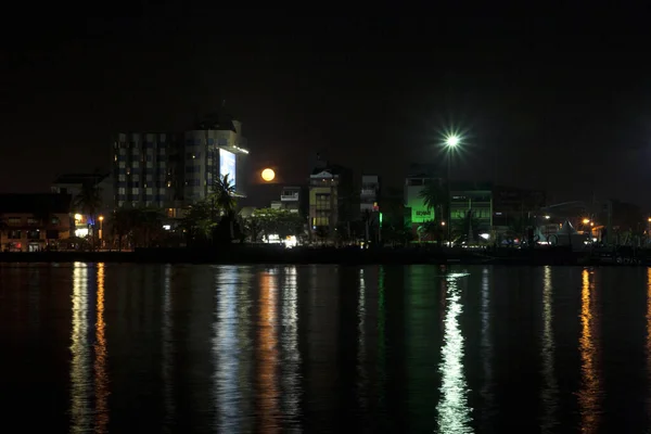 2011 Losari Beach Makassar Indonesia Panorama Night — 스톡 사진