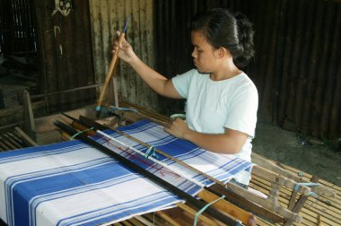 Sengkang, Endonezya. 30 Haziran 2009. Buginese kadınları geleneksel ipek kumaş dokumacıları