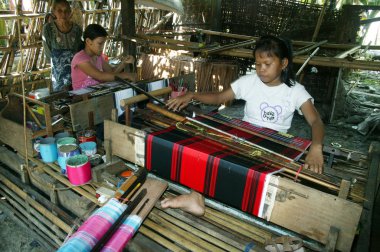 Sengkang, Endonezya. 30 Haziran 2009. Buginese kadınları geleneksel ipek kumaş dokumacıları