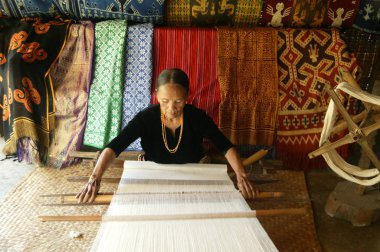 Toraja, Endonezya. 1 Temmuz 2009. Toraja 'lı yaşlı kadın geleneksel kumaş dokumacıları