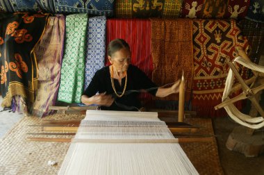 Toraja, Endonezya. 1 Temmuz 2009. Toraja 'lı yaşlı kadın geleneksel kumaş dokumacıları