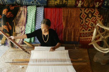 Toraja, Endonezya. 1 Temmuz 2009. Toraja 'lı yaşlı kadın geleneksel kumaş dokumacıları