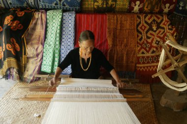 Toraja, Endonezya. 1 Temmuz 2009. Toraja 'lı yaşlı kadın geleneksel kumaş dokumacıları