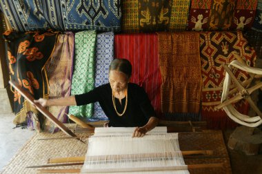 Toraja, Endonezya. 1 Temmuz 2009. Toraja 'lı yaşlı kadın geleneksel kumaş dokumacıları
