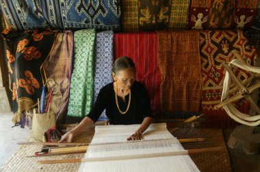 Toraja, Endonezya. 1 Temmuz 2009. Toraja 'lı yaşlı kadın geleneksel kumaş dokumacıları