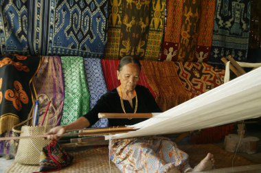 Toraja, Endonezya. 1 Temmuz 2009. Toraja 'lı yaşlı kadın geleneksel kumaş dokumacıları