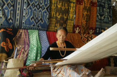 Toraja, Endonezya. 1 Temmuz 2009. Toraja 'lı yaşlı kadın geleneksel kumaş dokumacıları