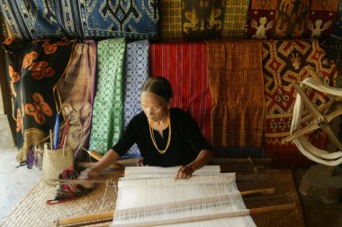 Toraja, Endonezya. 1 Temmuz 2009. Toraja 'lı yaşlı kadın geleneksel kumaş dokumacıları
