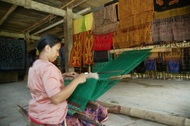 Toraja, Endonezya. 1 Temmuz 2009. Toraja 'lı yaşlı kadın geleneksel kumaş dokumacıları
