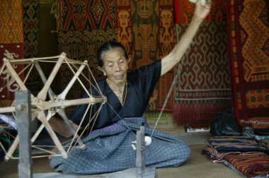 Toraja, Endonezya. 1 Temmuz 2009. Toraja 'lı yaşlı kadın geleneksel kumaş dokumacıları