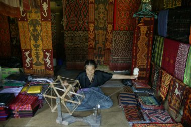 Toraja, Endonezya. 1 Temmuz 2009. Toraja 'lı yaşlı kadın geleneksel kumaş dokumacıları