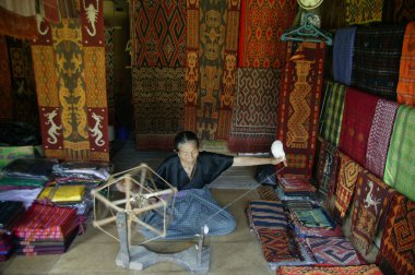 Toraja, Endonezya. 1 Temmuz 2009. Toraja 'lı yaşlı kadın geleneksel kumaş dokumacıları