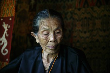 Toraja, Endonezya. 1 Temmuz 2009. Toraja 'lı yaşlı kadın portresi. Geleneksel kumaş dokumacıları.