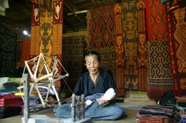 Toraja, Endonezya. 1 Temmuz 2009. Toraja 'lı yaşlı kadın geleneksel kumaş dokumacıları